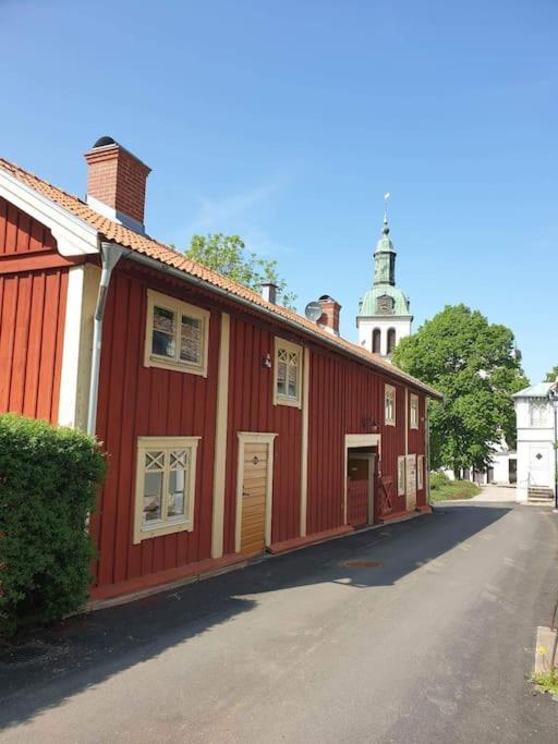 Kyrkstallet 1 Historiskt Med Baesta Laege Graenna 외부 사진